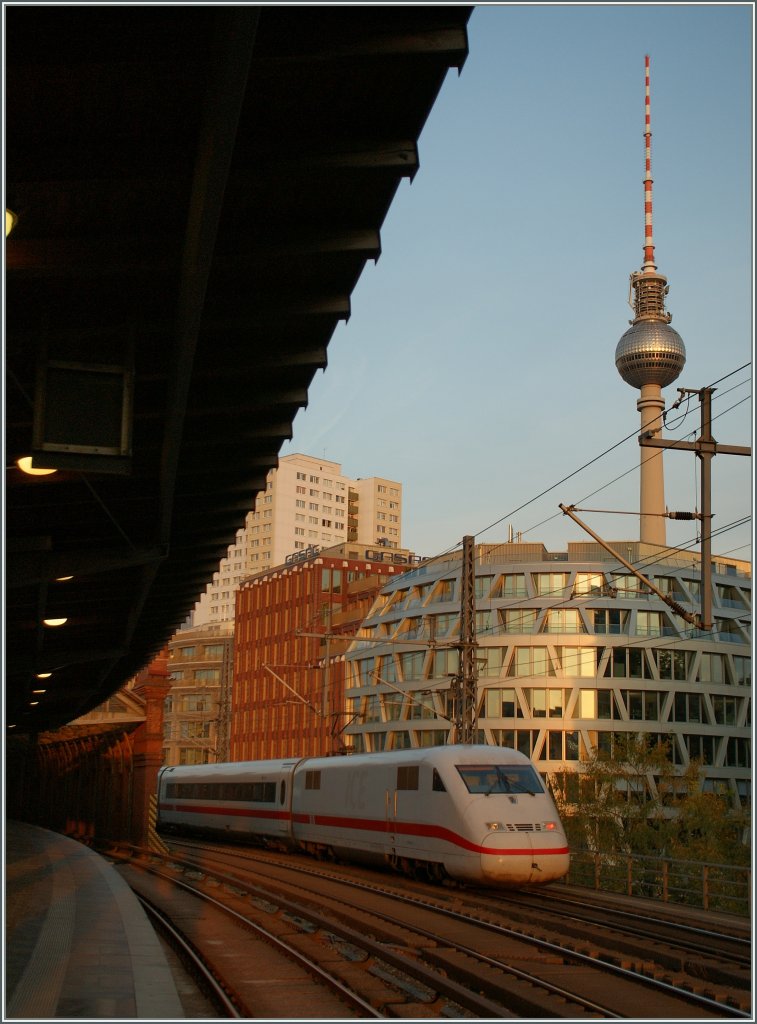 DB ICE on the way to the Ostbahnhof.
Berlin, Hackescher Markt, 17.09.2012