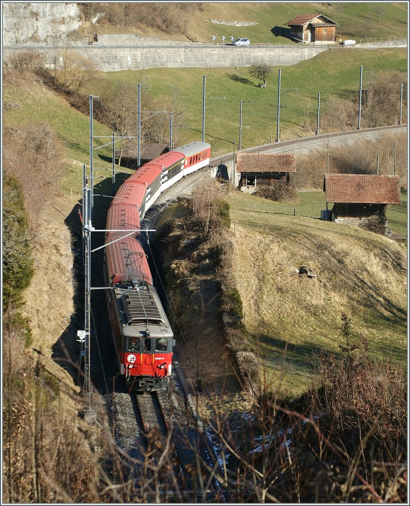 De 110 021-3 with The IR 2214 between Niderried and Ringgenberg. 09.02.2011