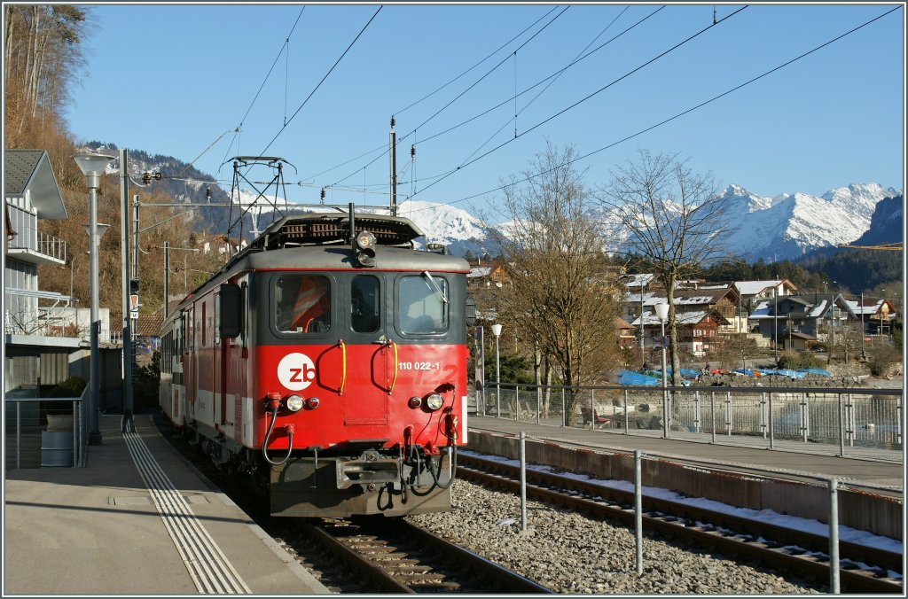 De 110 022-1 in Brienz. 
09.02.2011