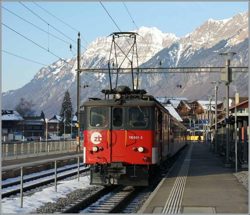 De 4/4 110 021-3 in Brienz. 05.02.2011