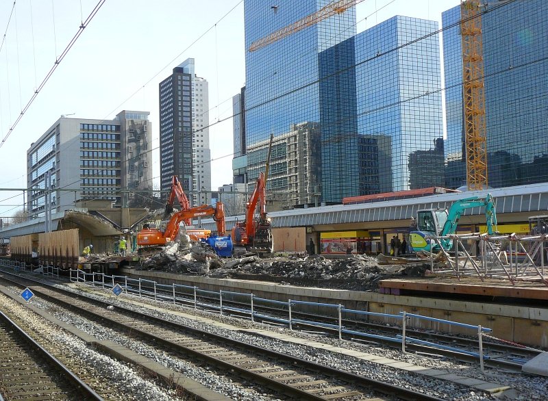 Demolishig of the platform beween track 3 and 4 in Rotterdam centraal station 03-03-2010.