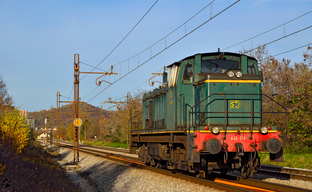 Diesel loc 642-179 is running through Maribor-Tabor on the way to Maribor station. /8.11.2012