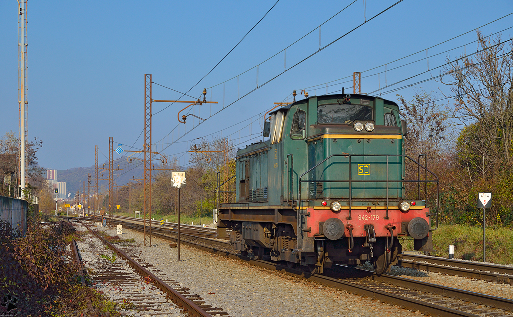 Diesel loc 642-179 is running through Maribor-Tabor on the way to Maribor station. /15.11.2012