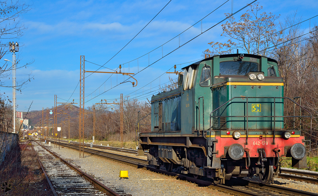 Diesel loc 642-179 is running through Maribor-Tabor on the way to Maribor station. /27.12.2012