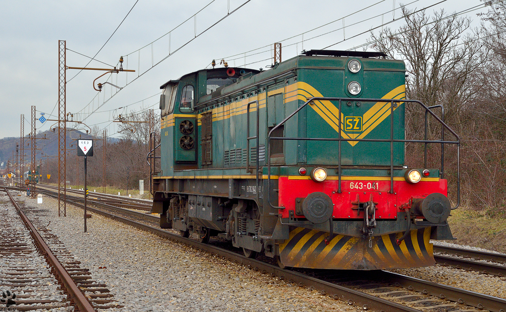 Diesel loc 643-041is running through Maribor-Tabor on the way to Studenci station. /5.2.2013
