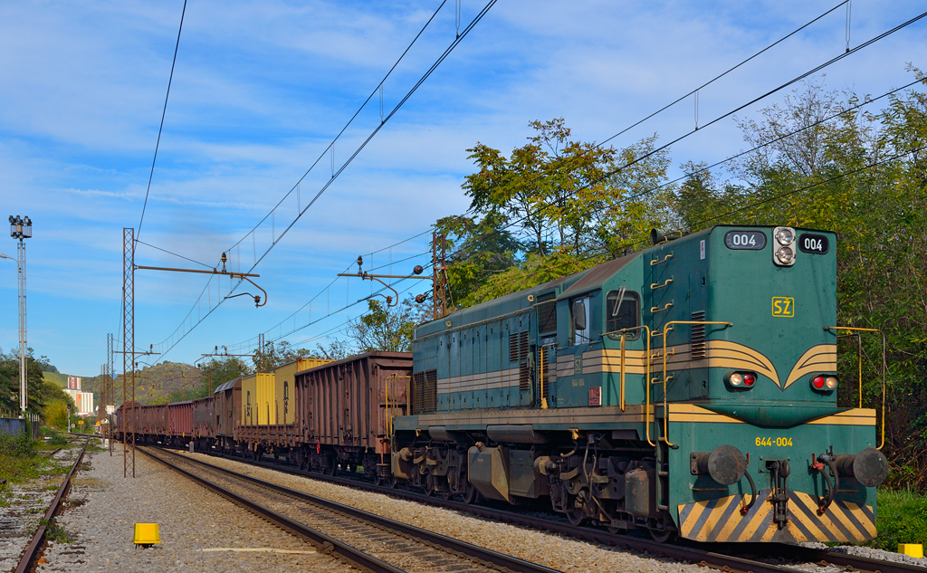 Diesel loc 644-004 is hauling freight train through Maribor-Tabor on the way to Tezno yard. /18.10.2012