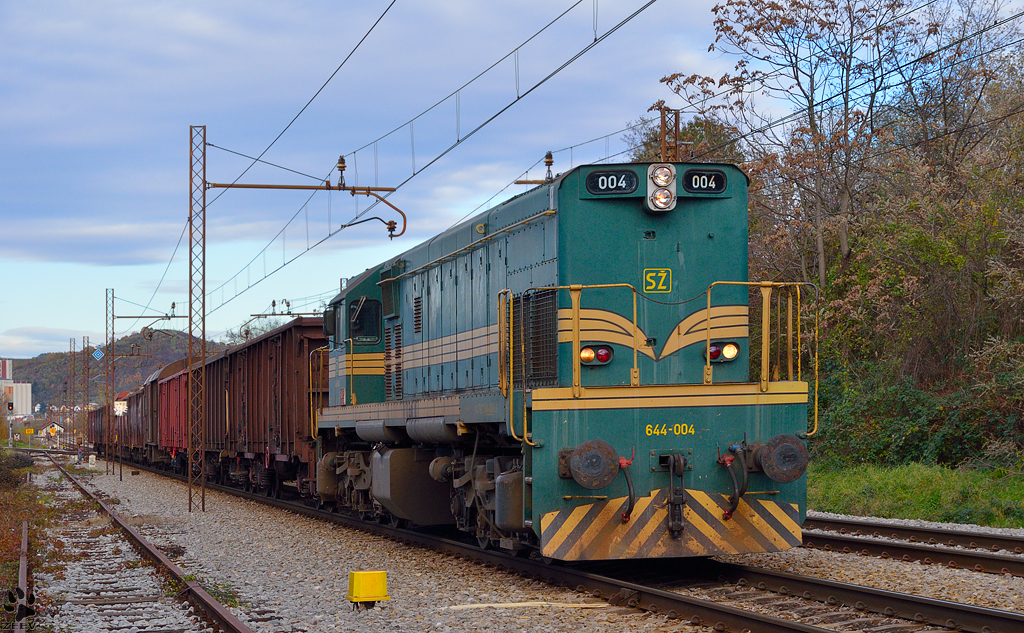 Diesel loc 644-004 is hauling freight train through Maribor-Tabor on the way to Tezno yard. /7.11.2012