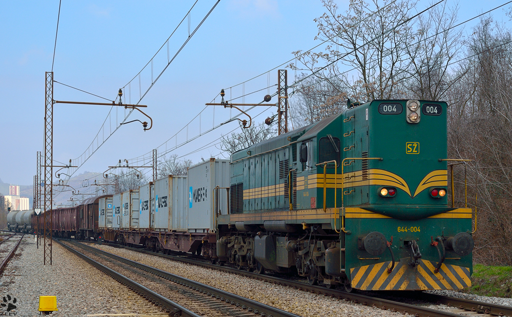 Diesel loc 644-004 is pulling cargo train through Maribor-Tabor on the way to Tezno yard. /4.4.2013