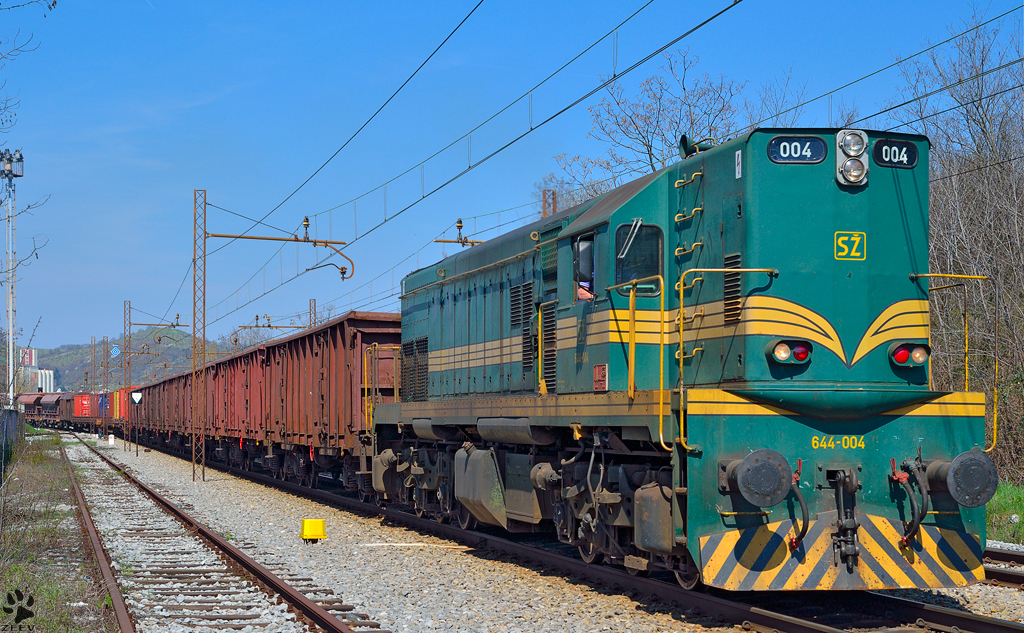 Diesel loc 644-004 is pulling freight train through Maribor-Tabor on the way to Tezno yard. /18.4.2013