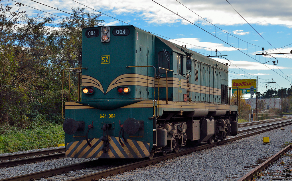 Diesel loc 644-004 is running through Maribot-Tabor on the way to Studenci station. /7.11.2012