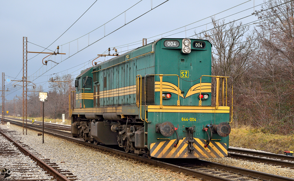 Diesel loc 644-004 is running through Maribor-Tabor on the way to Studenci station. /11.1.2013