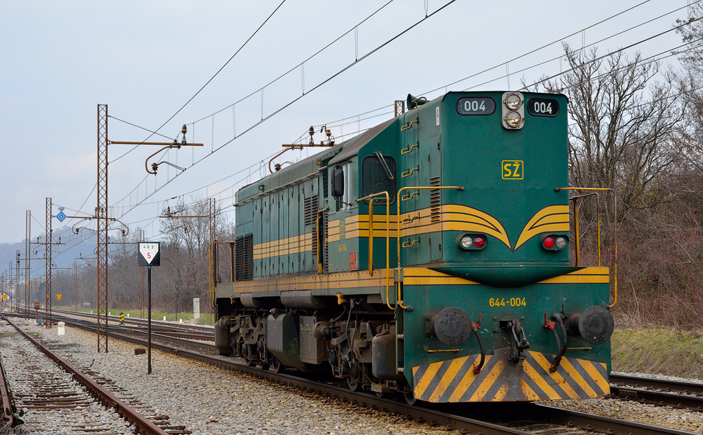 Diesel loc 644-004 is running through Maribor-Tabor on the way to Studenci station. /4.4.2013