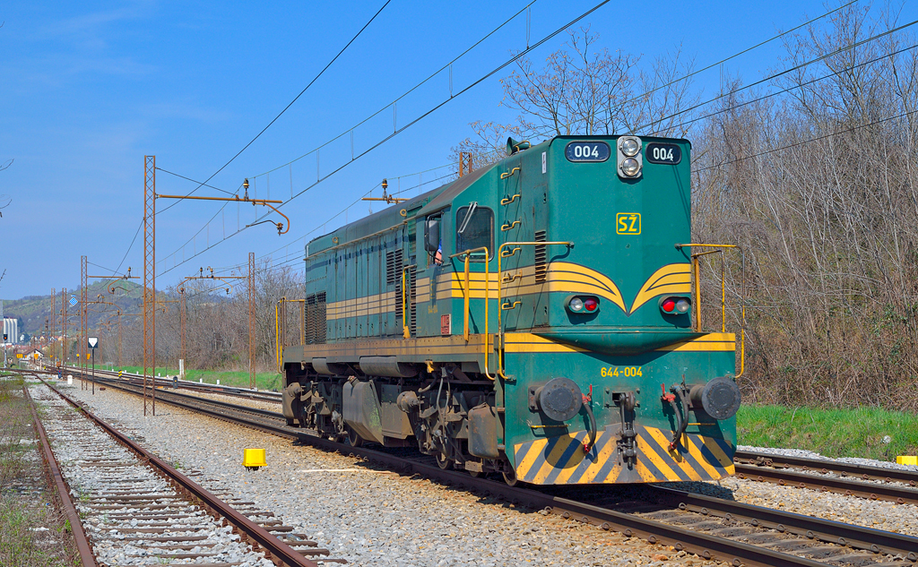 Diesel loc 644-004 is running through Maribor-Tabor on the way to Studenci station. /18.4.2013
