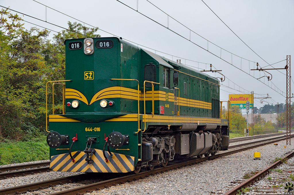 Diesel loc 644-016 is running through Maribor-Tabor on the way to Studenci station. /25.10-2012