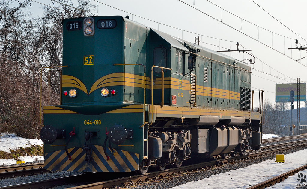Diesel loc 644-016 is running through Maribor-Tabor on the way to Studenci station. /1.3.2013