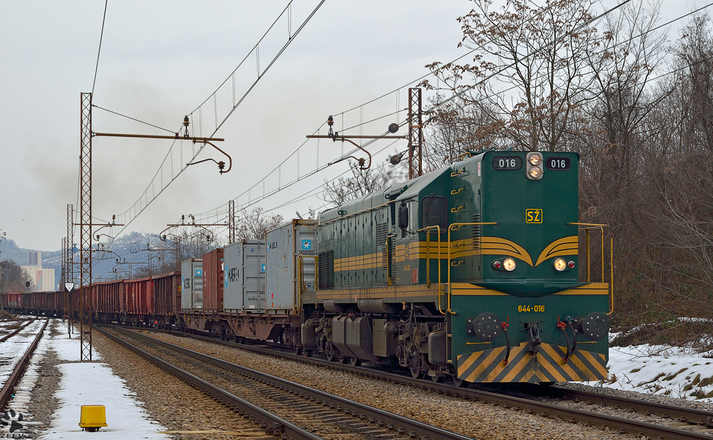 Diesel loc 644-016 pull freight train through Maribor-Tabor on the way to Tezno yard. /1.2.2013