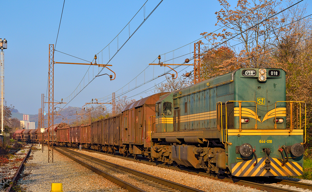 Diesel loc 644-018 is hauling freight train through Maribor-Tabor on the way to Tezno yard. /15.11.2012