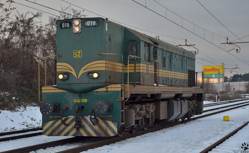 Diesel loc 644-018 is running through Maribor-Tabor on the way to Studenci station. /14.12.2012