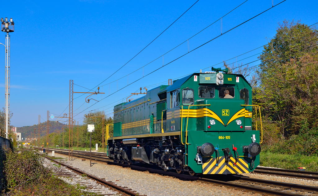 Diesel loc 664-105 is running through Maribor-Tabor on the way to Studenci station. /30.10.2012