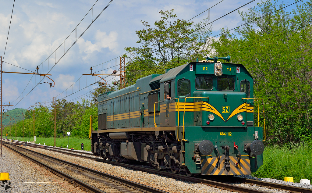 Diesel loc 664-112 is running through Maribor-Tabor on the way to Tezno yard. /9.5.2013