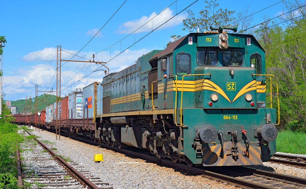 Diesel loc 664-113 is hauling freight train through Maribor-Tabor on the way to Tezno yard. /3.5.2013