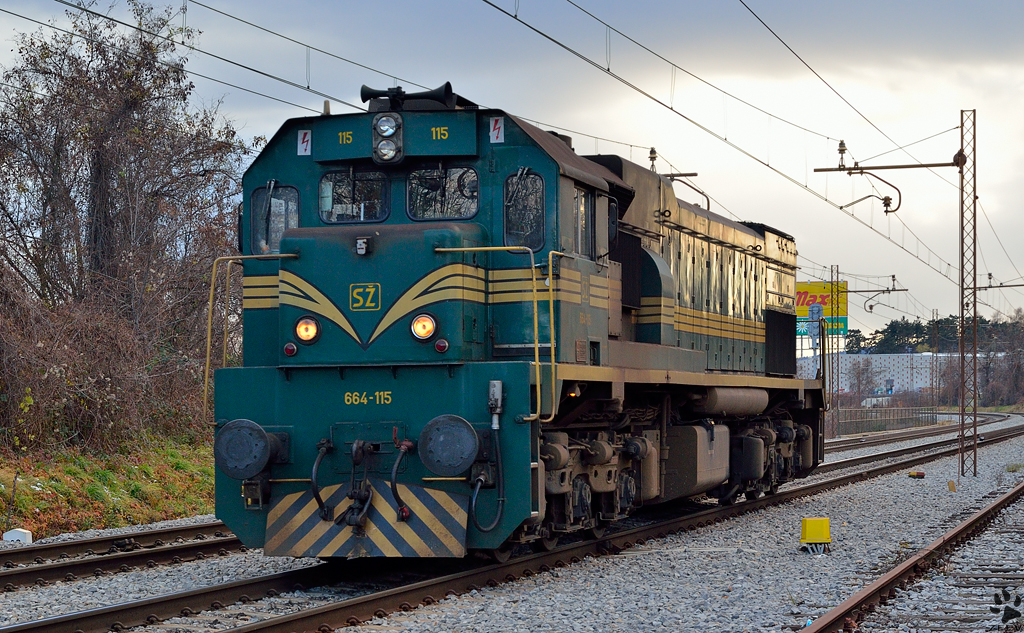 Diesel loc 664-115 is running through Maribor-Tabor on the way to Studenci station. /3.12.2012