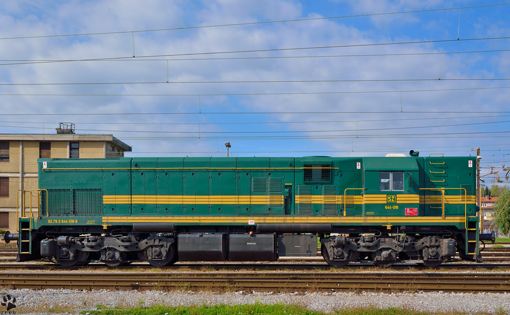 Diesel locomotive 644-016 stands at the Pragersko yard, awaiting new order to Hodo¨. /5.10.2012 