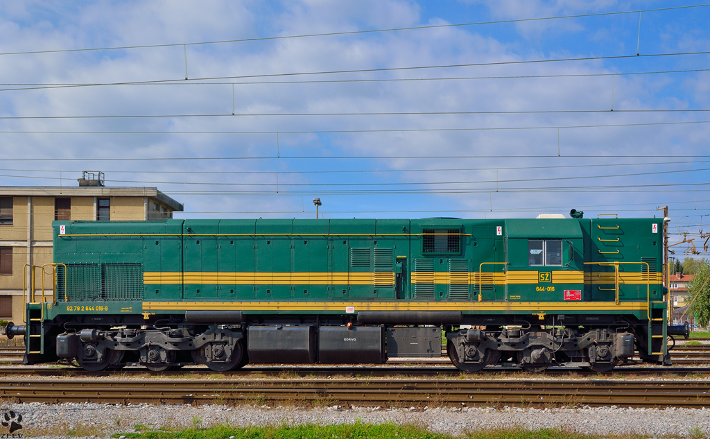 Diesel locomotive 644-016 stands at the Pragersko yard, awaiting new order to Hodo. /5.10.2012 