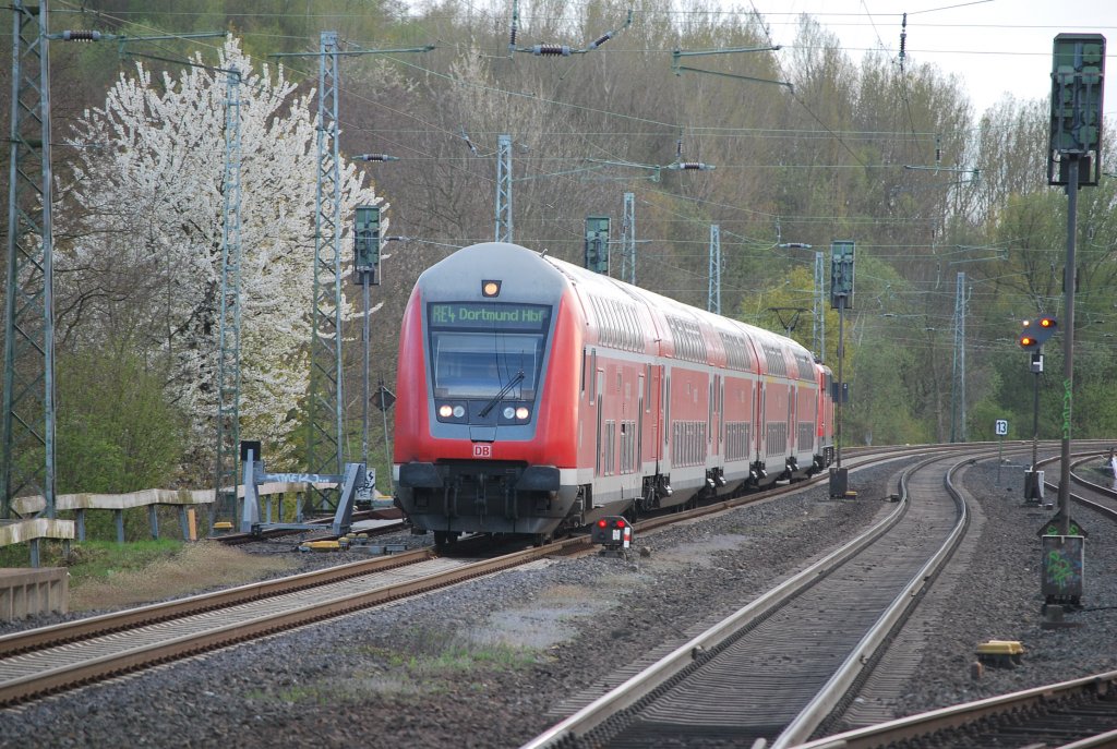 Double-deck carriages pushed past Kohlscheid by BR 111 (RE 4 Aachen-Dortmund): 18 April 2012.