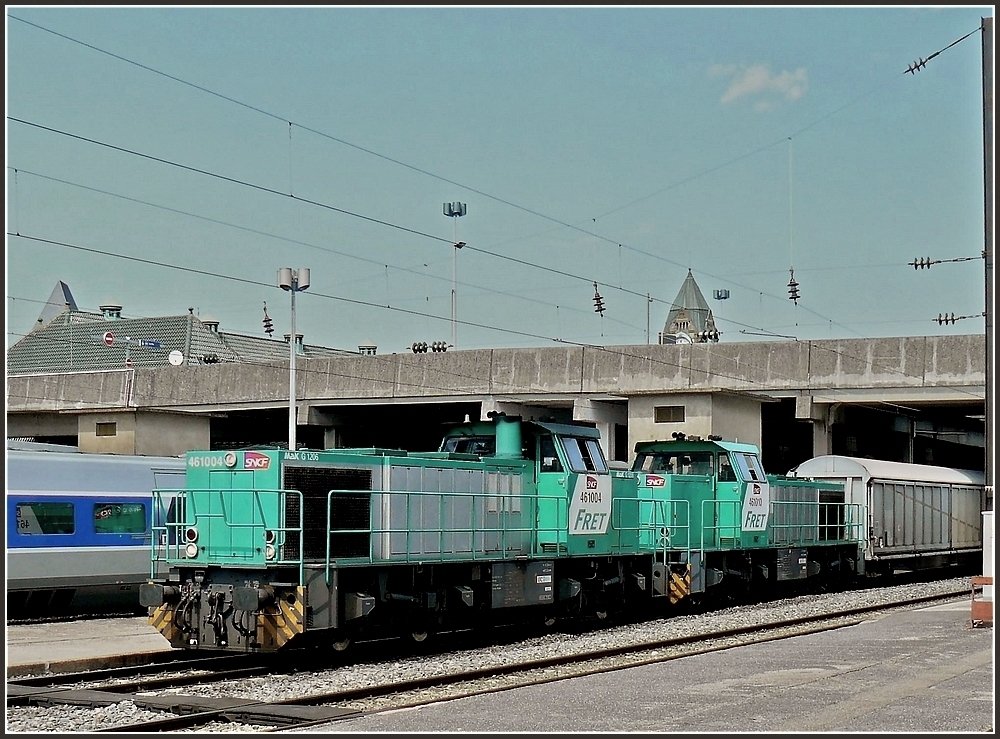 Double header BB 61000 is hauling a goods train through the station of Metz on June 22nd, 2008.