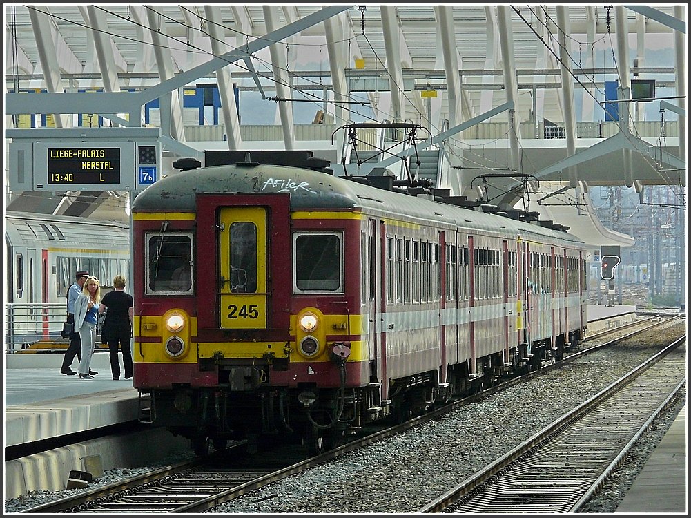 Double unit AM 63 as local train to Herstal is waiting for passengers at the station Lige Guillemins on September 20th, 2009.