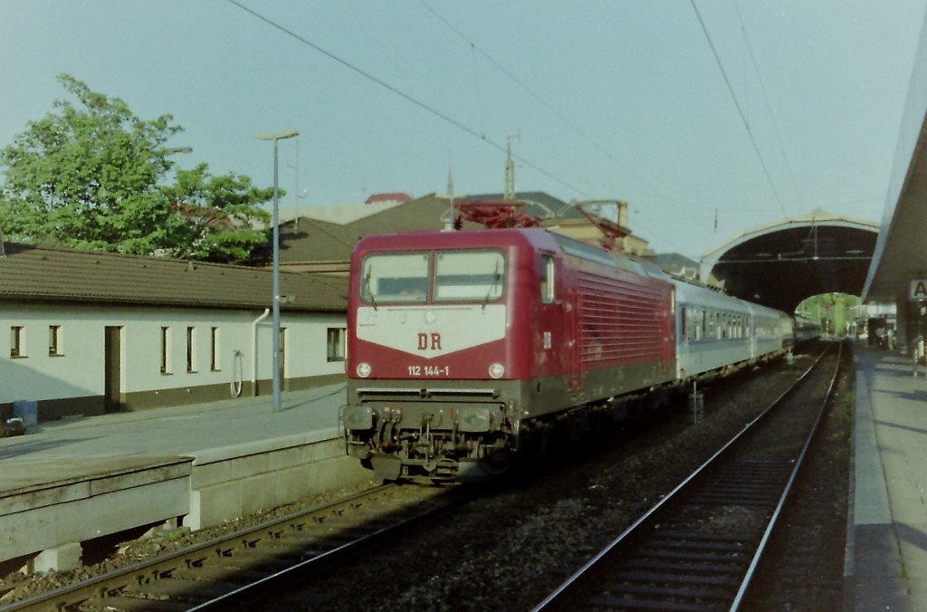 DR  112 144-1 with an IR in Bonn.
Mai 1994