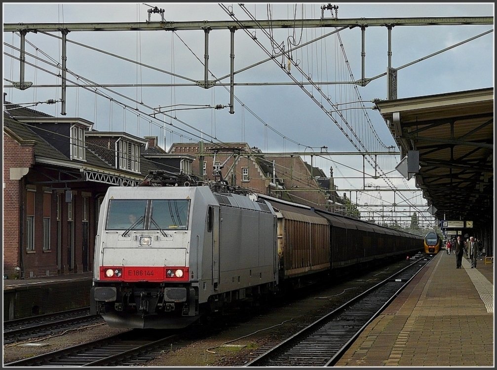 E 186 144 is hauling a freight train through the station of Roosendaal on September 5th, 2009.