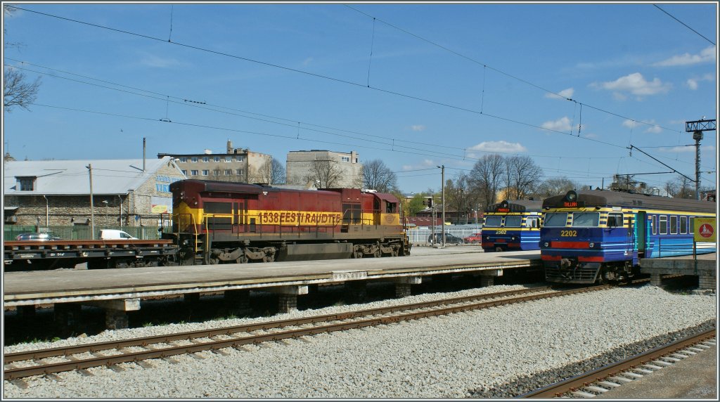 Eestii Raudtee 1538 and Elitktiraudtee 2502 and 2202 in Tallinn. 
09.05.2012