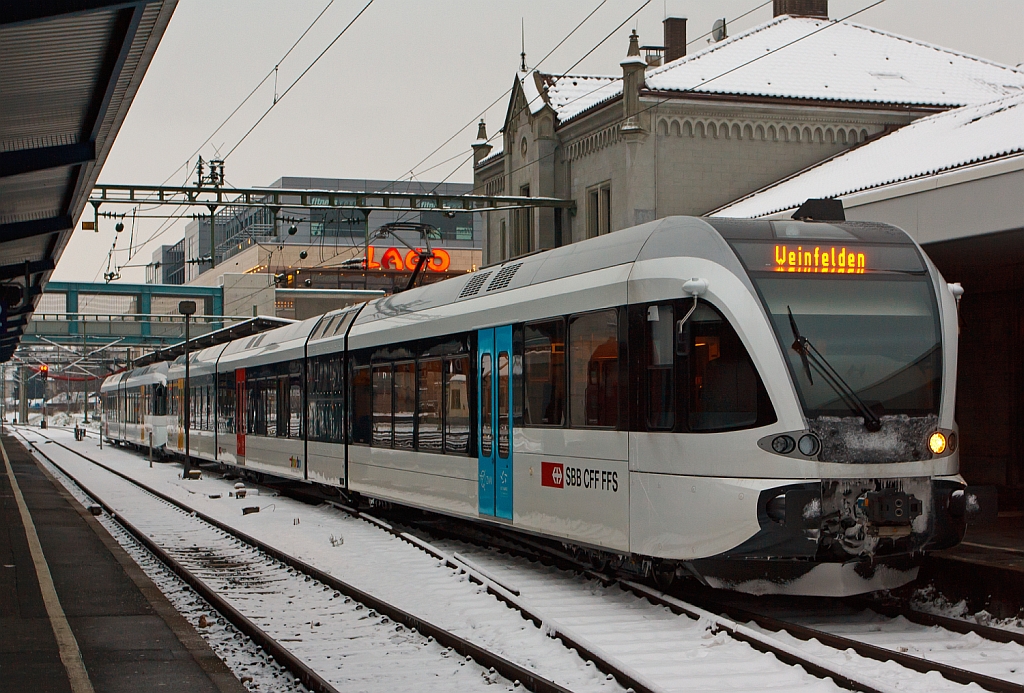 Ein elektrischer Triebzug der THURBO AG, bestehend aus einem Stadler GTW 2/8 gekuppelt mit einem Stadler GTW 2/6, steht am 08.12.2012 im Bahnhof Konstanz zur Abfahrt nach Weinfelden bereit.