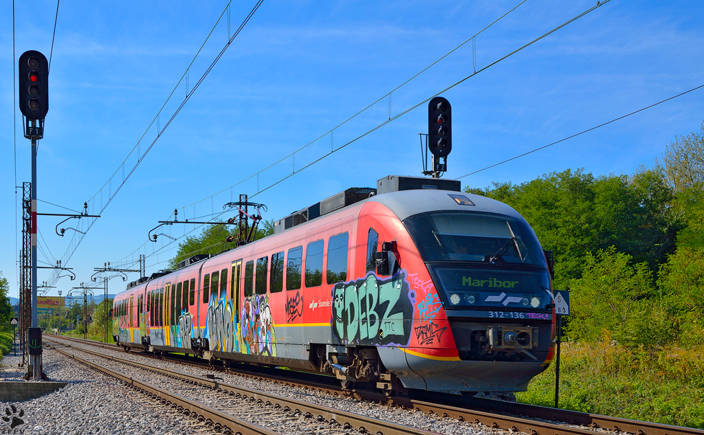 Electric multiple units 312-136 is running through Maribor-Tabor on the way to Maribor station. /22.09.2012