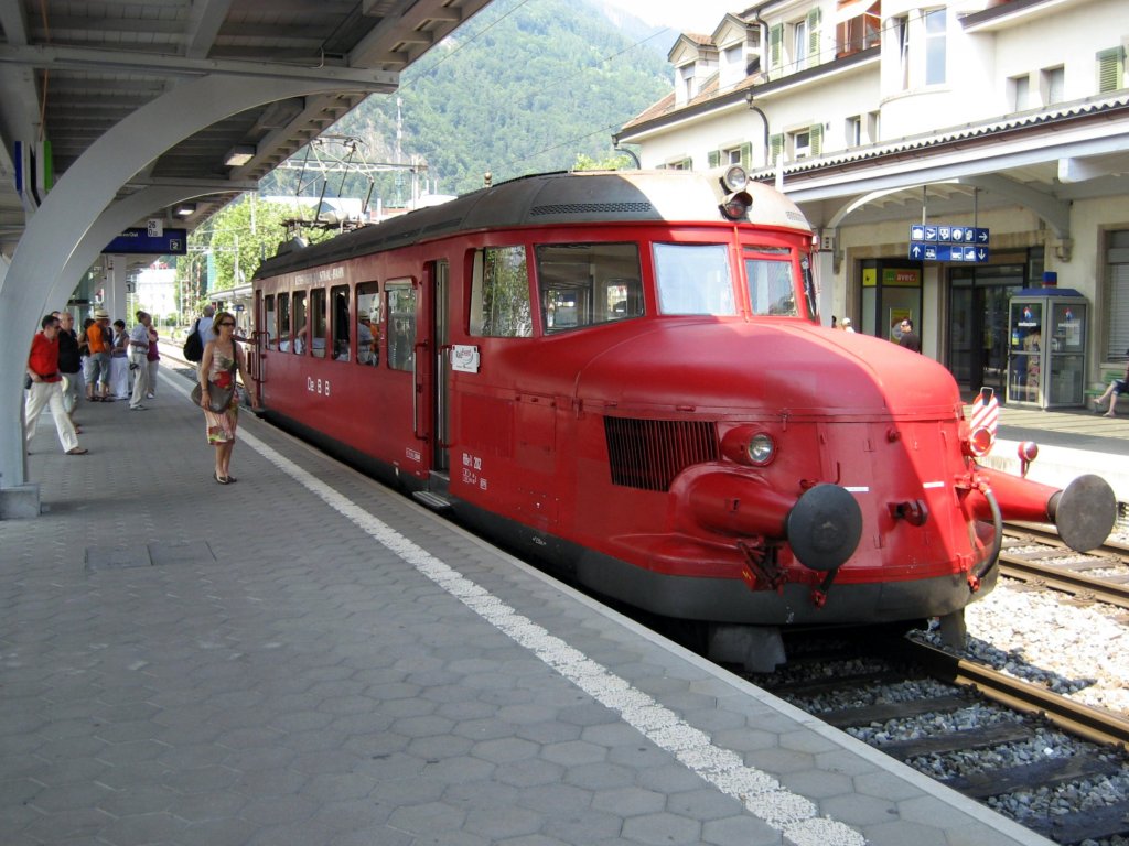 Electric railcar RBe 2/4 202  Roter Pfeil  (red arrow), built 1938, of the Oensingen-Balsthal-Railroad (former SBB RBe 2/4 1007) in Interlaken West.