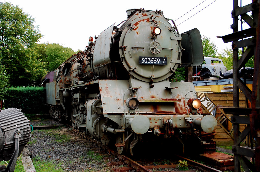 End of action! This former Deutsche Reichsbahn steamengine found it's last rest in the former townstation of Liblar in northrhine westphalia. It is placed in an little museum of east german objects and on it's back there stud a line of coaches, witch been used as an restaurant.......21th of august 2011