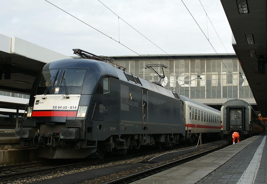 ES 64-U2 014 with an IC in Mnchen.
13.03.2009