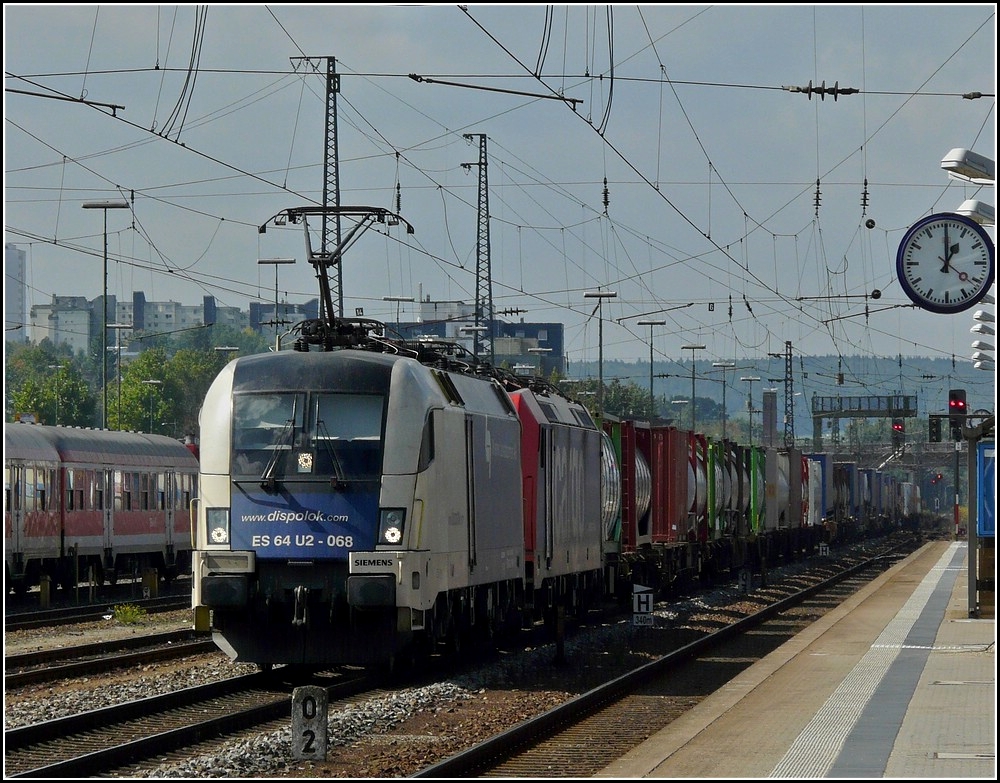 ES 64 U2-068 is hauling a freight train through the station of Regensburg on September 11th, 2010.
