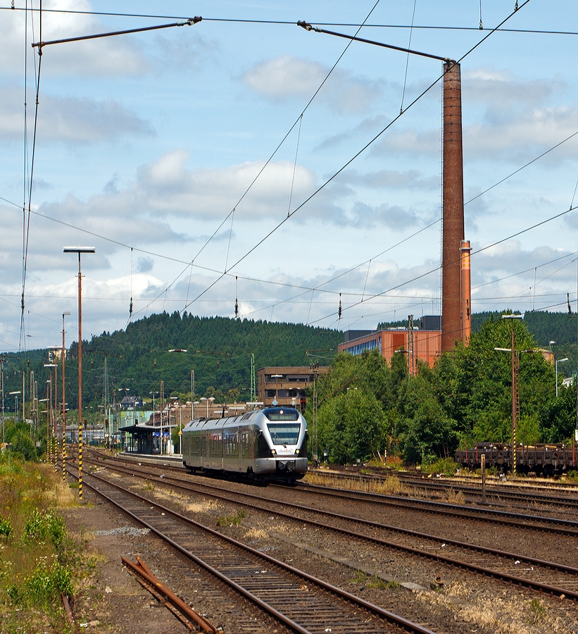 ET 23008 a 3 pices Stadler Flirt of the Abellio Rail NRW runs at the 10.07.2013 from Siegen-Geisweid in the direction of Siegen Hbf. Here as RB 91 (Ruhr-Sieg-Bahn) on the track KBS 440  (Ruhr-Sieg-Strecke).