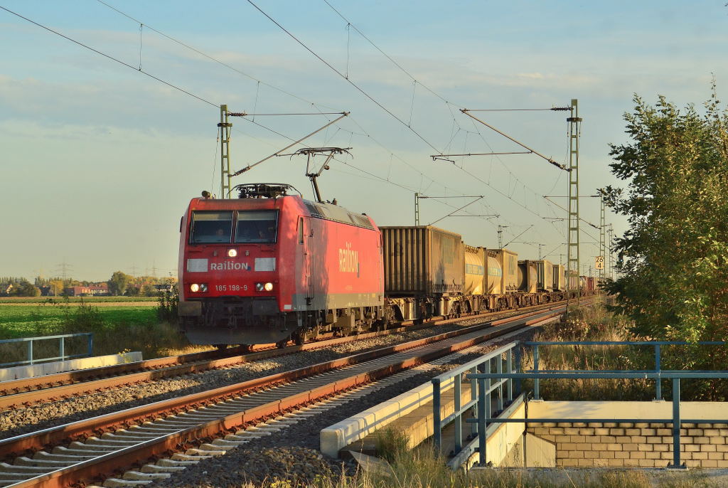 Even the 185 198-9 rides to Neuss with an KLV-train on this 18th. of octobre 2012