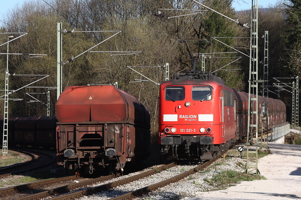 everydays hard work for a heavy 6-axle loco : shove max. 8 cars of stone or coal up the about 6% grade from the Rohrdorf yard to the cement factory. A normal trainset needs 4 runs to get unloaded.