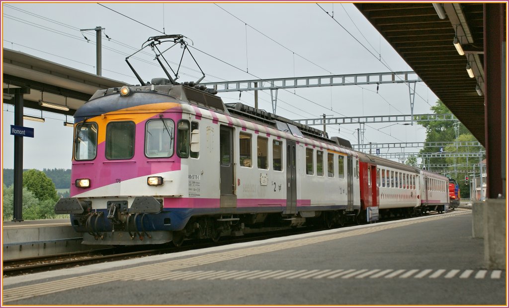 Ex MThB ABDe 537 176-0 in Romont with a local train to Bulle.
27.05.2011