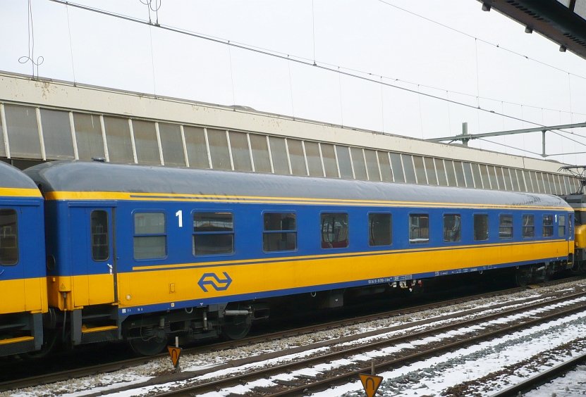 First class wagon number 50 84 10-91 700-1 typ ICL (ex-DB Aimz number 51 80 10-94 055-0). Rotterdam centraal station 17-02-2010.