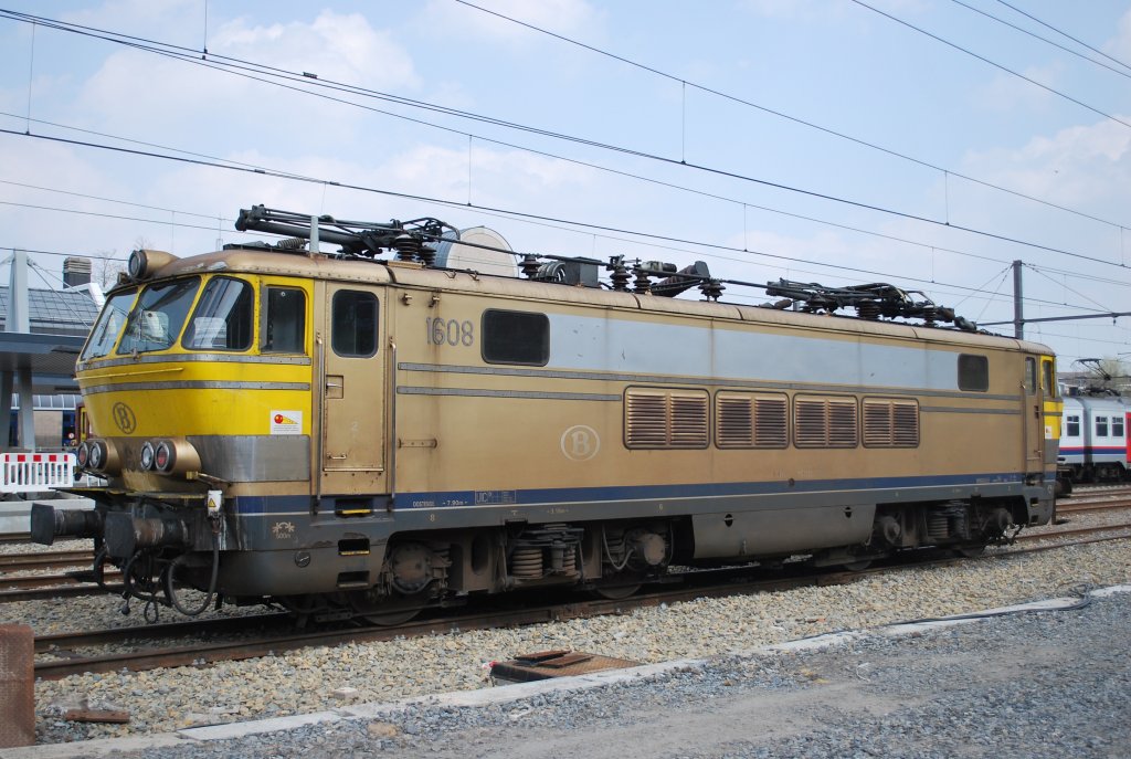 Former multi-voltage engine in its golden livery on siding in Welkenraedt station. April 2009, a few weeks before it was off duty.