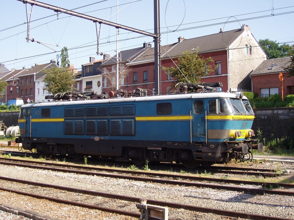 Former multi-voltage engine on siding in Welkenraedt station, June 2006. The HLE 16 type used to haul Intercity trains between Ostend and Cologne.