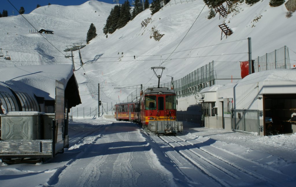 From the summit station Col-de-la Bretaye is leaving a local train to Villars. 
21.01.2010