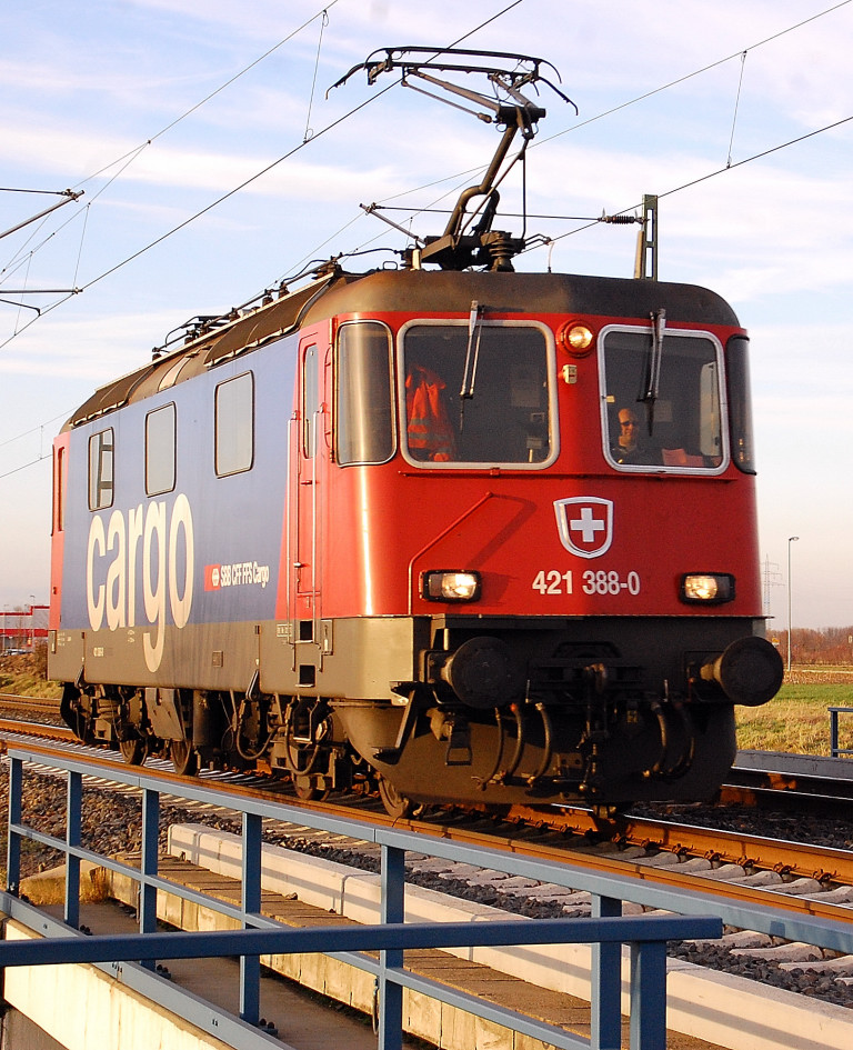 Frontview up on the SBB Cargo electriclokomotive Class 421 388-0 on its soloride in direction Cologne at the linie KBS 495 at friday th 27th of january 2012