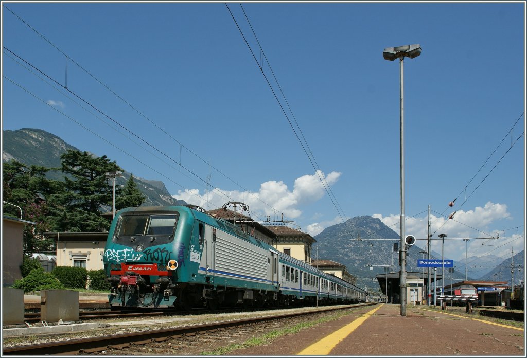 FS 464.321 with a local train service to Milano in Domodossola. 
20.08.2011